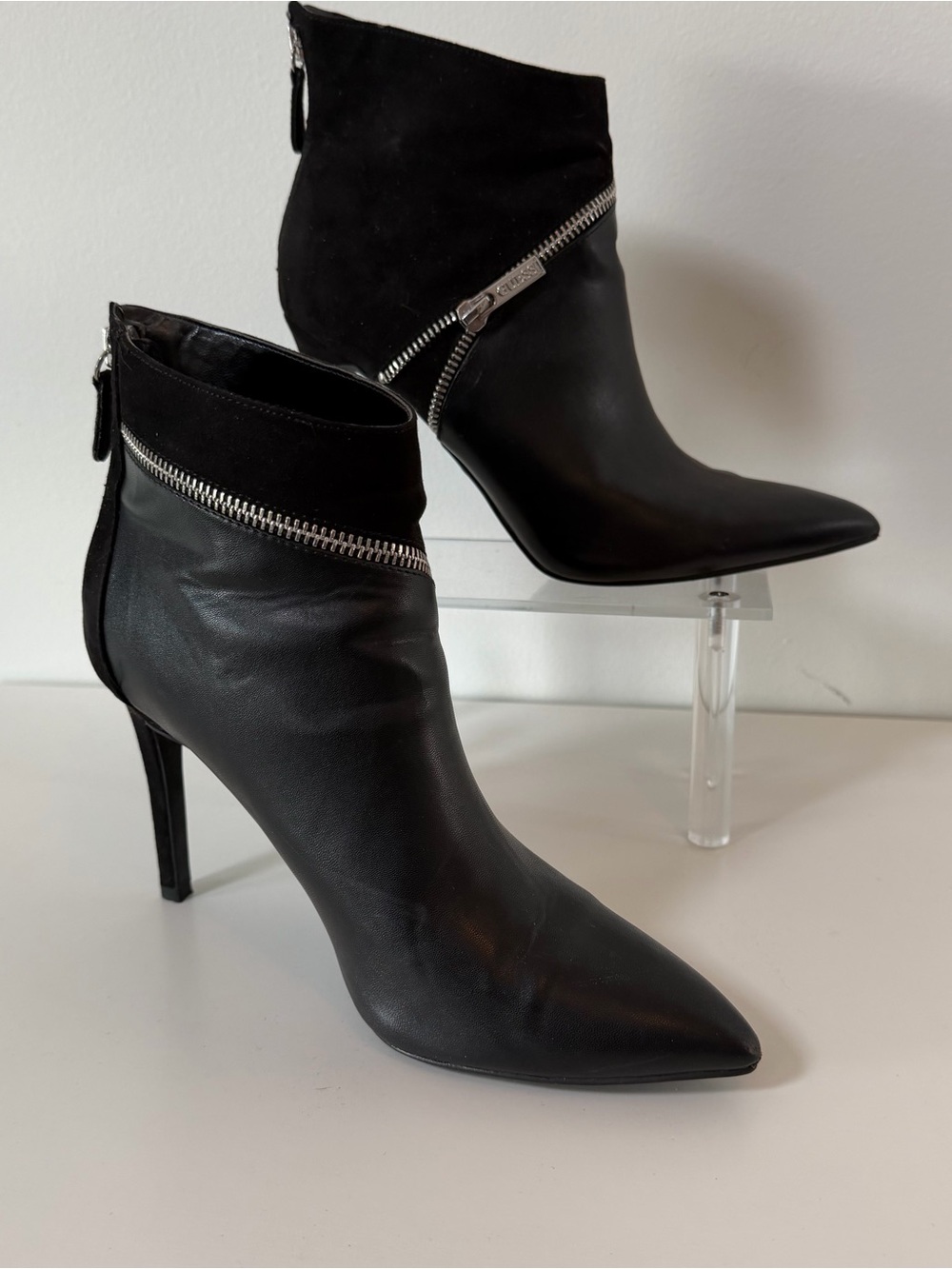 Guess Black Pointed Toe Bootie. Working zipper on back.